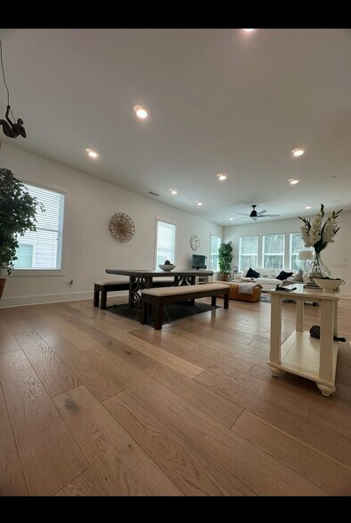 Building Photo - 1225 Westshore Dr