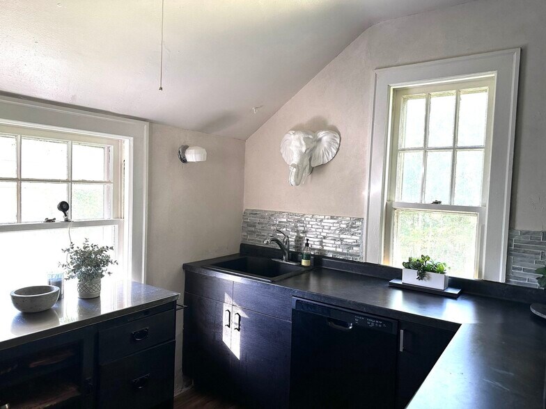 Kitchen with dishwasher - 3901 1/2 Greysolon Rd
