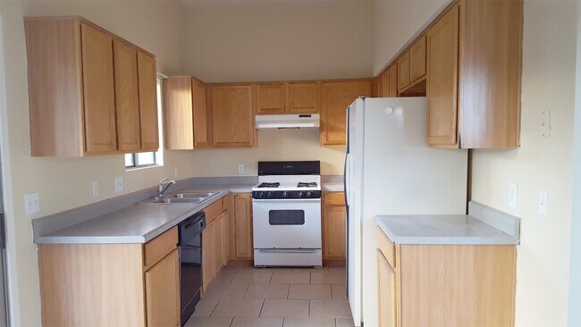 Building Photo - 5040 S Maple Ct