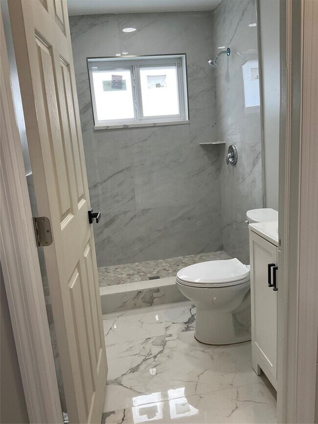 Building Photo - 642 NW 14th Way