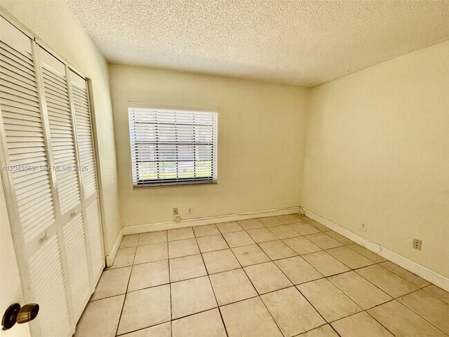 Building Photo - 2642 Riverside Dr