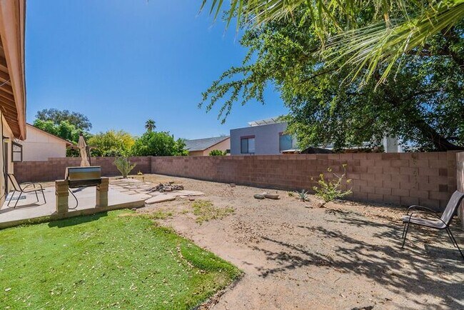 Building Photo - Bright, Spacious & Ready to Welcome You Ho...