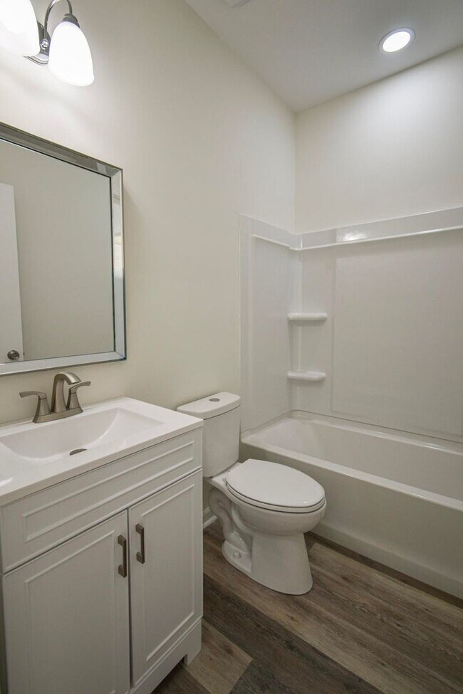 Building Photo - ~2122 Circular Drive