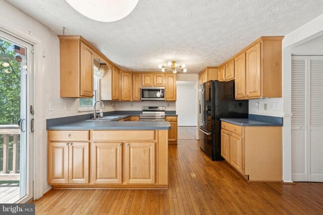 Building Photo - 115 S Dickenson Ave