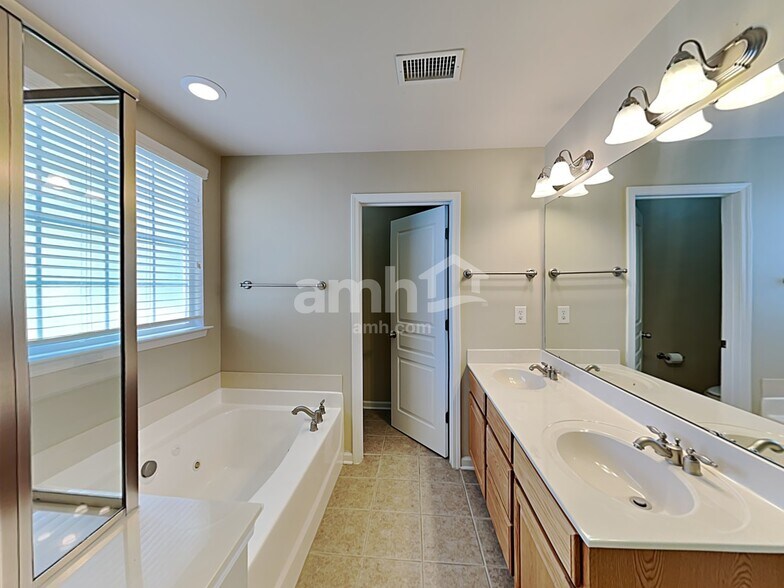 Building Photo - 13527 Provincial Ct