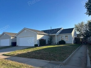 Building Photo - Charming 3 bed with spacious back yard.