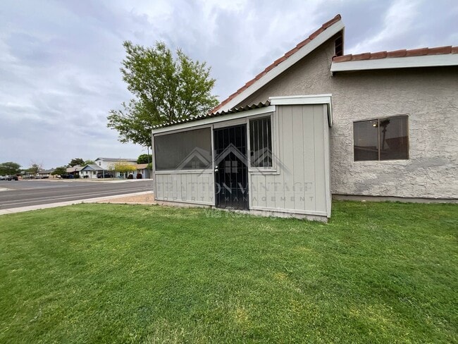 Building Photo - 405 E Bruce Ave