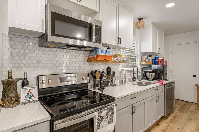 Building Photo - 3921 Maple Ave