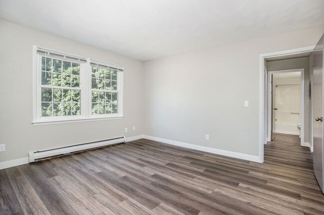 Building Photo - Newly Remodeled 2bed 1 bath apartment in Urbandale! - Ask about our security deposit alternative!