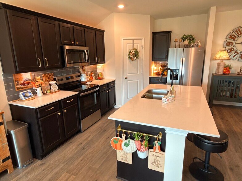 Building Photo - 403 Silverbirch Dr