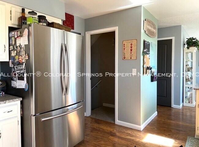 Building Photo - 5020 Wainwright Dr