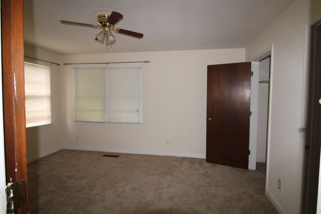 Building Photo - Conveniently Located Duplex