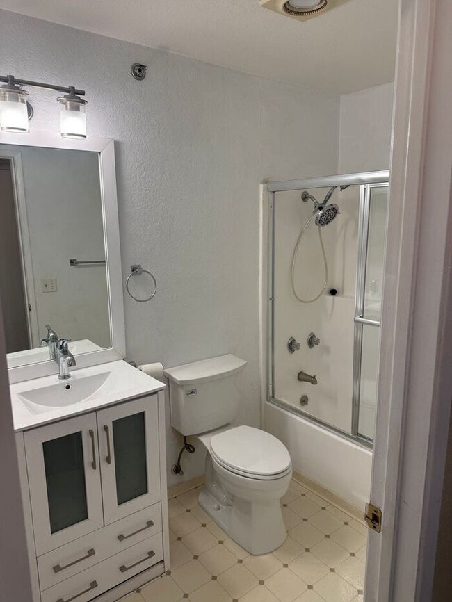 Building Photo - Nice 2 Bedroom 2 Bath Condo