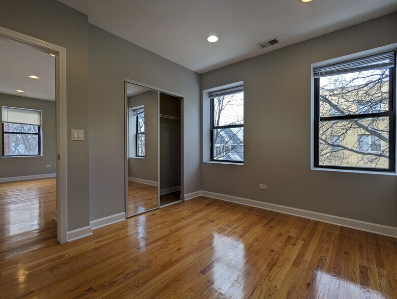 Building Photo - 4744 N Maplewood Ave