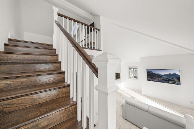 Building Photo - Coastal Corner Loft, Quiet, Bright & Stylish