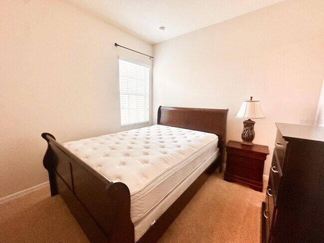 Building Photo - Gorgeous townhome! Community pool! fitness center!