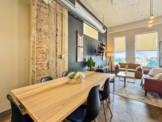 Building Photo - 500 S Ervay St