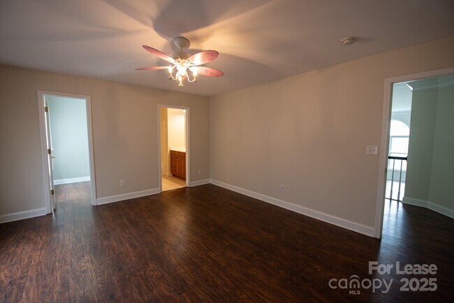 Building Photo - 247 Montibello Dr
