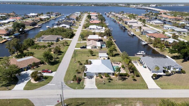 Building Photo - "Spacious 3-Bed Sanctuary with 3.5 Baths in Charming Port Charlotte!"