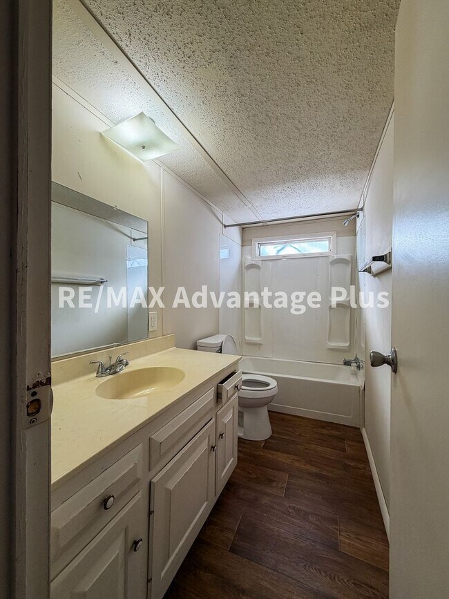 Building Photo - 3-Bedroom Home in a Private Setting