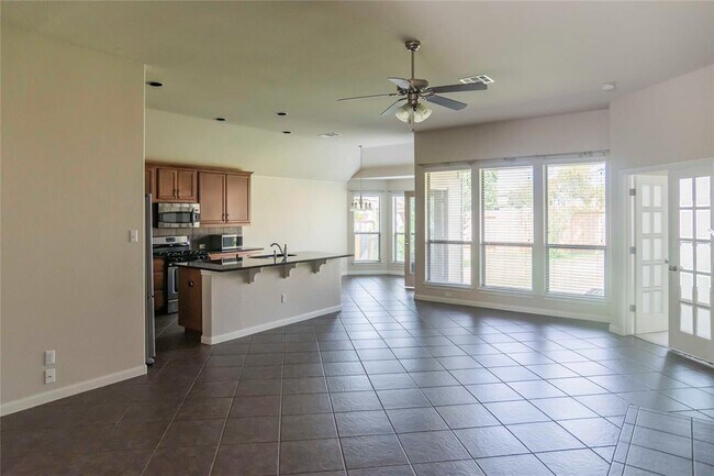 Building Photo - 2542 Ravenwood Dr