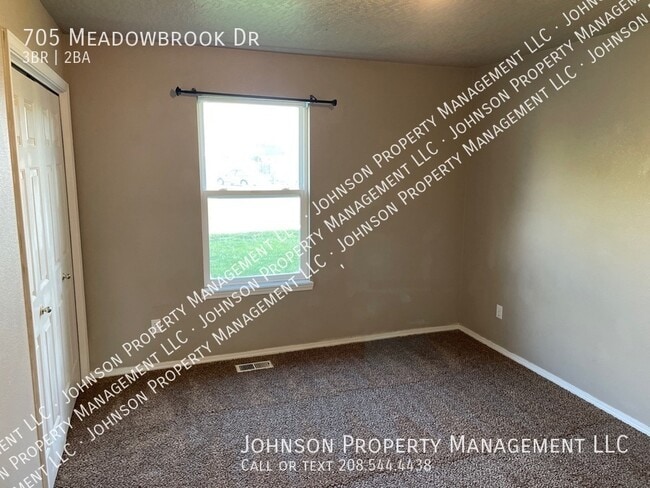 Building Photo - 705 Meadowbrook Dr