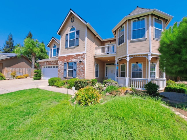 Building Photo - Elegant 4 Bedroom Home w/ Upstairs Loft Mo...
