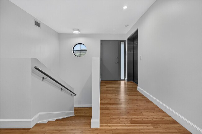 Building Photo - 900 SE 2nd St