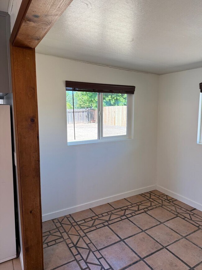 Building Photo - 3 Bed/1 Bath with Large fenced yard in central Paso Robles near Highschool!