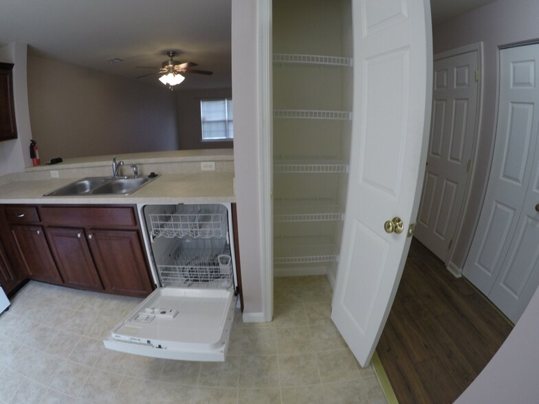 Building Photo - 2123 Quail Hollow Dr