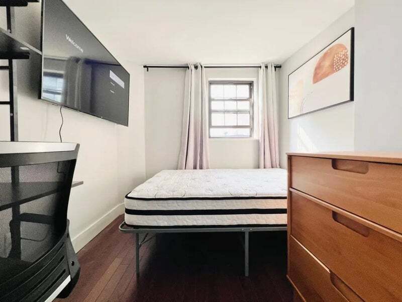 Building Photo - Furnished room/NOT APARTMENT