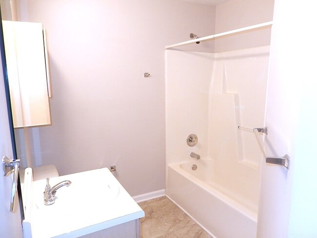 Building Photo - 211 Bridgepath Dr