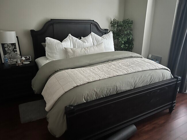 Primary bedroom - 19355 Sherman Way