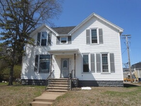 Building Photo - Nice 4 Bed 1 Bath close to UWEC and Water St! Available June 1st