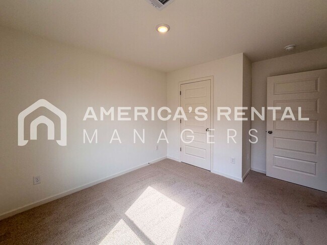 Building Photo - Available NOW! Spacious 5-Bedroom Single Level Home!