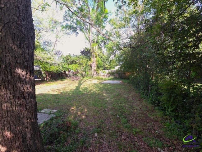 Building Photo - 230 Roycrest Dr