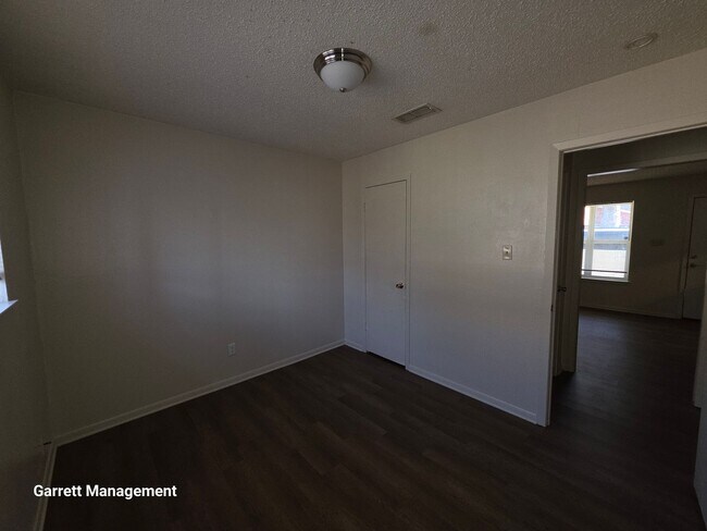 Building Photo - N Ridge 4-Plex