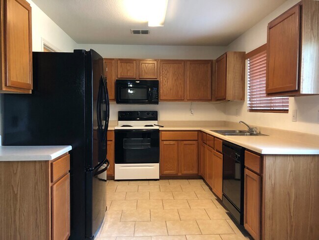 Building Photo - 4 bedroom/2.5 Bath Retama Springs Subdivision