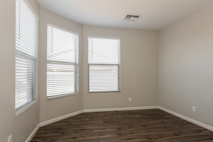 Building Photo - 3014 W Donner Dr