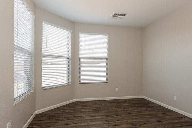 Building Photo - 3014 W Donner Dr