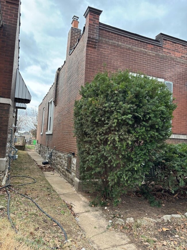 Building Photo - Completedly Remodeled 2+ Bedroom Home