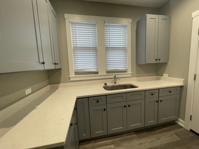 Building Photo - 472 E Chicago St