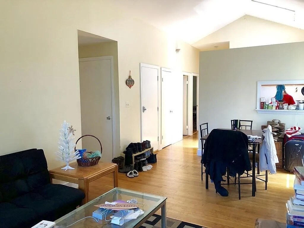 Building Photo - 216 Columbia St