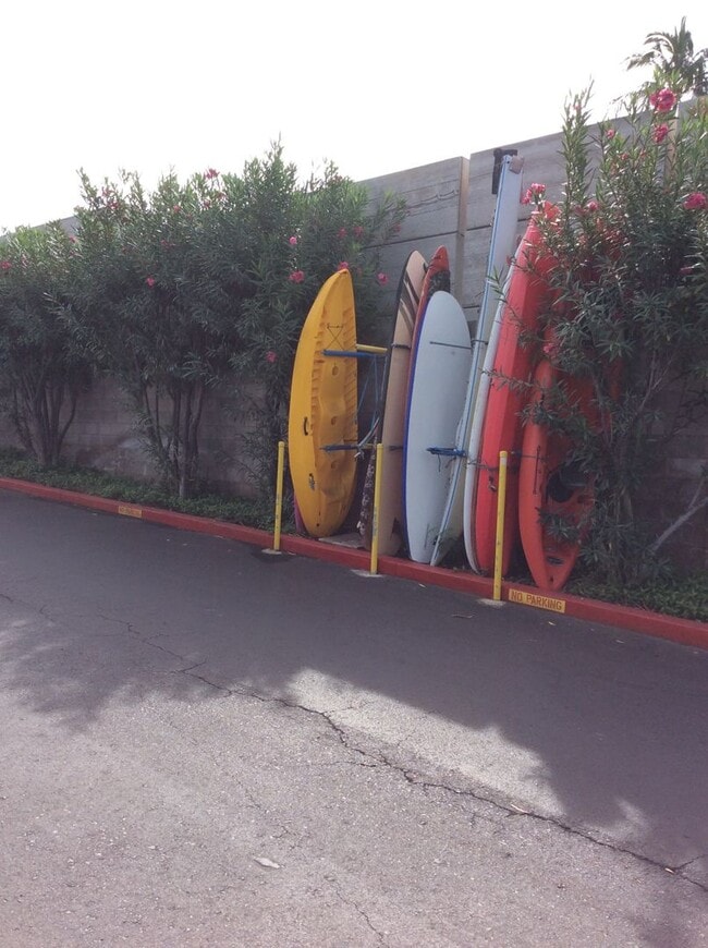 Building Photo - Mostly furnished upstairs 2 bed., 2 full bathroom Kihei Shores condo