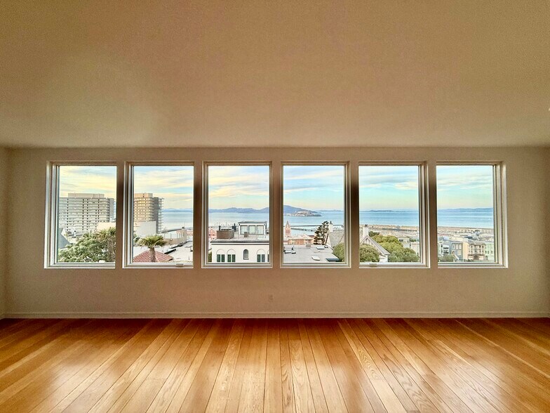 Living room during twilight hour - 1015 Francisco St