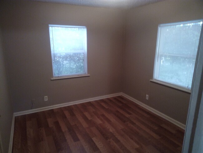 Building Photo - 2112 Allandale Cir W