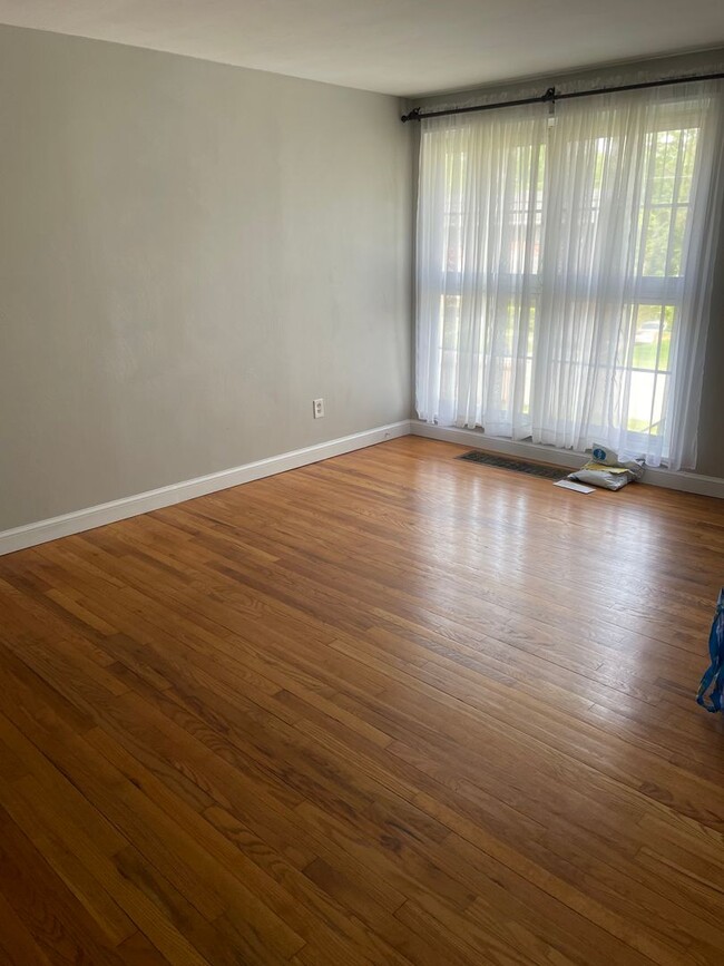 Building Photo - 3 BEDROOM, 1.5 BATH IN PENN HILLS - MOVE-I...