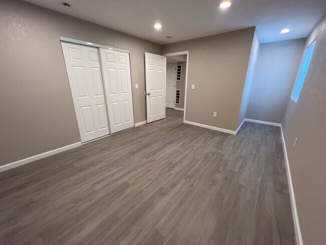 Building Photo - 3 Bed 1 Bath in Denver's Elyria Swansea Neighborhood!