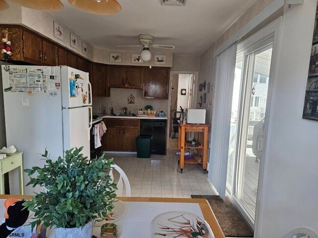 Building Photo - 210 N Surrey Ave