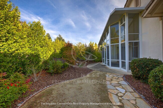 Building Photo - Welcome to Your Dream 55+ Oasis in Sun City Roseville!